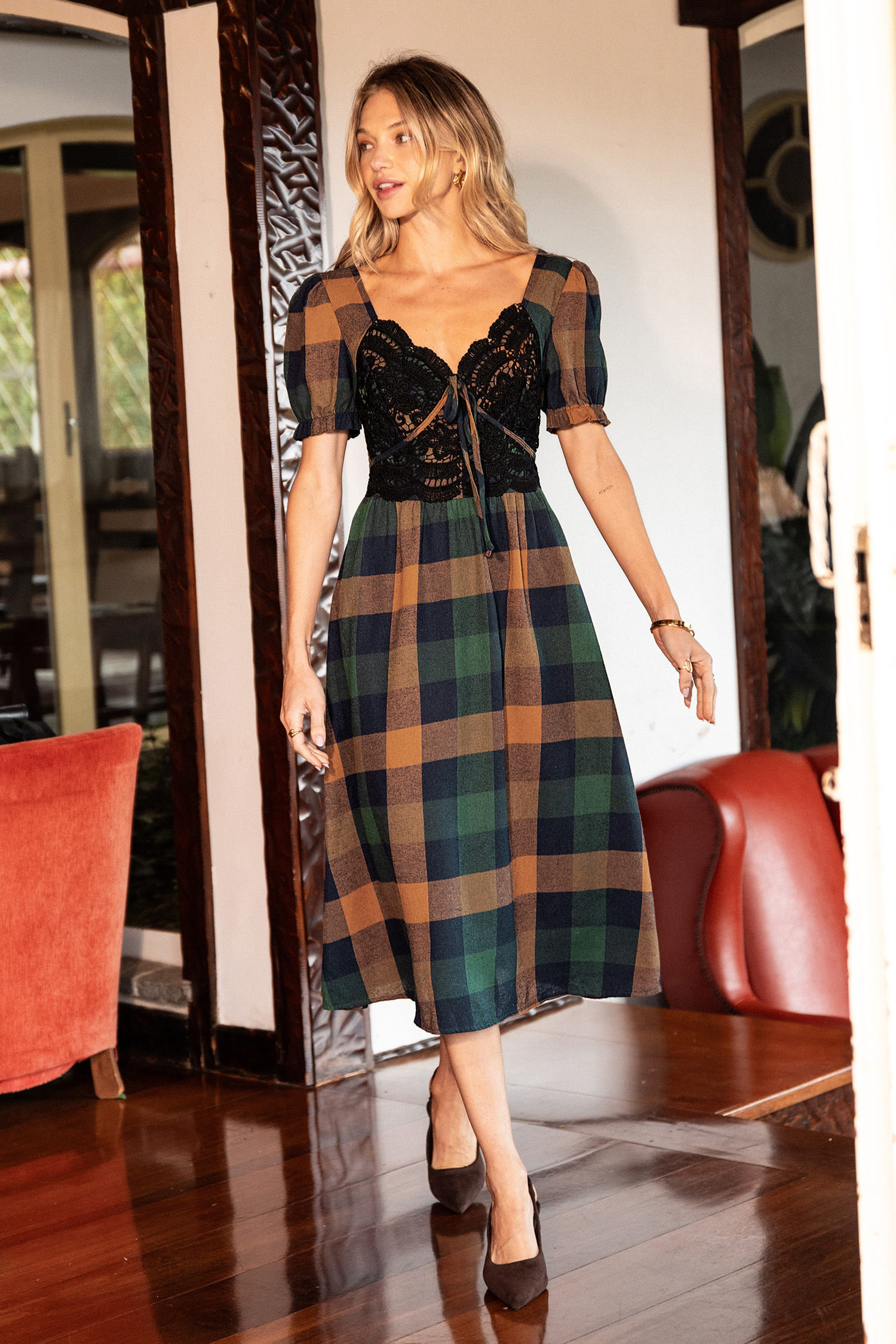 Robe midi à carreaux à col V et manches mi-longues