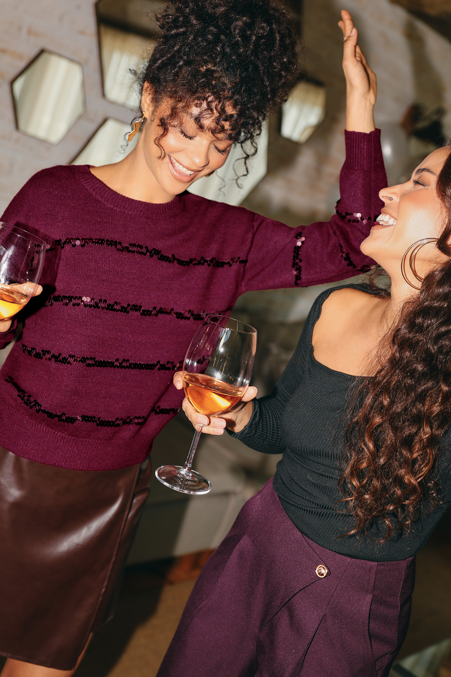 Bordeauxroter Langarmpullover mit Pailletten