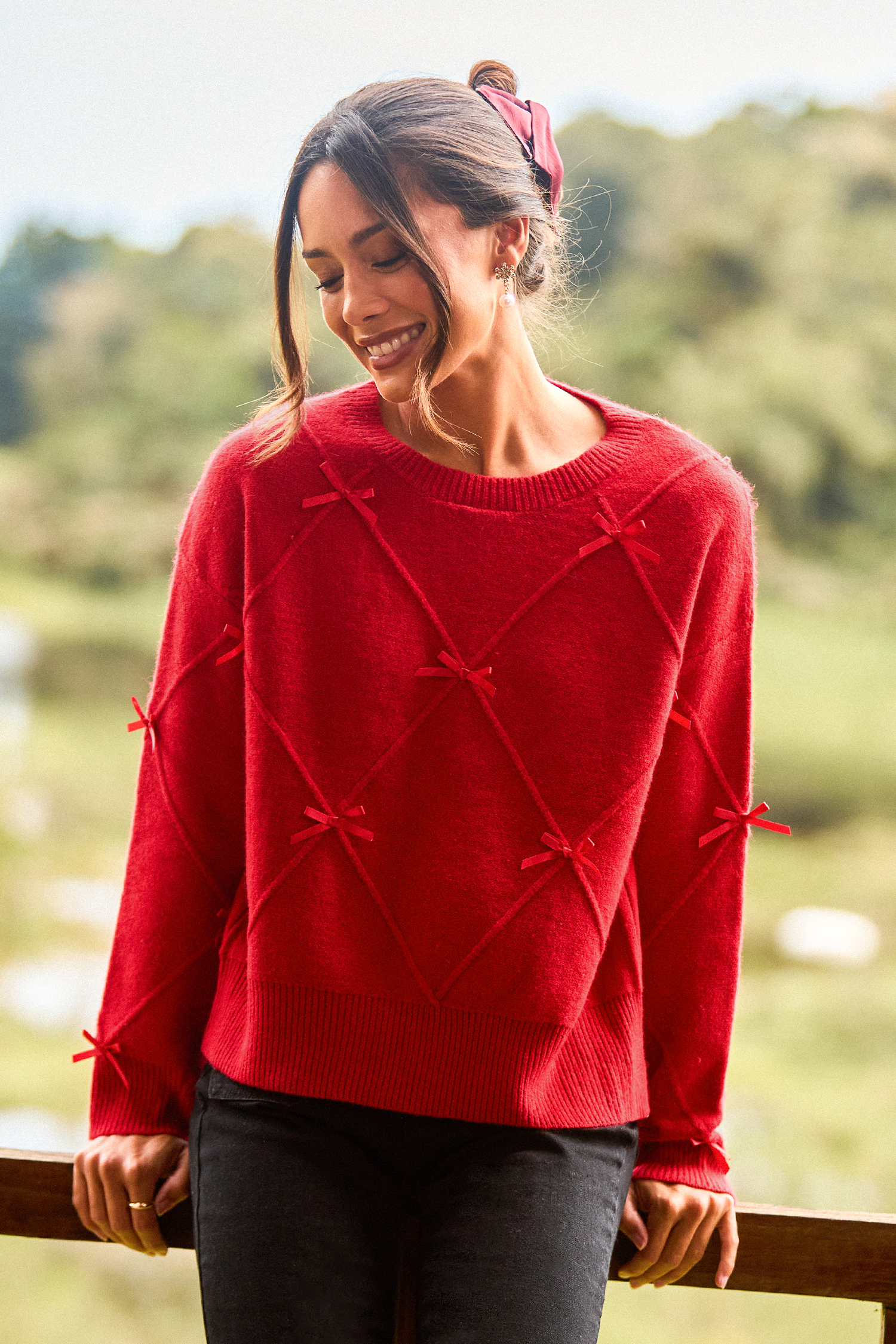 Pull rouge en tricot à col rond avec détails nœuds