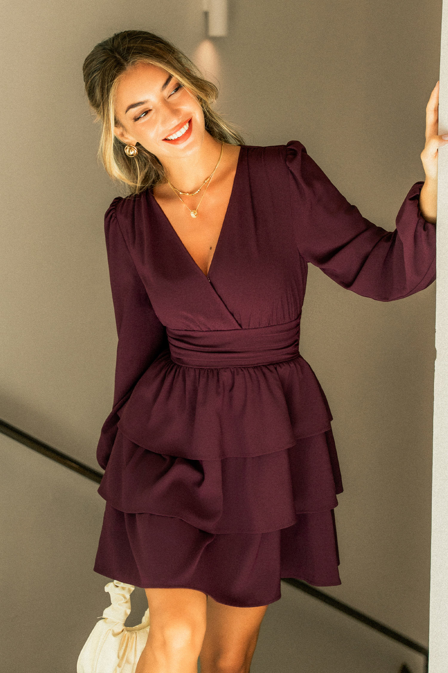 Robe courte violette à col surplis et manches longues
