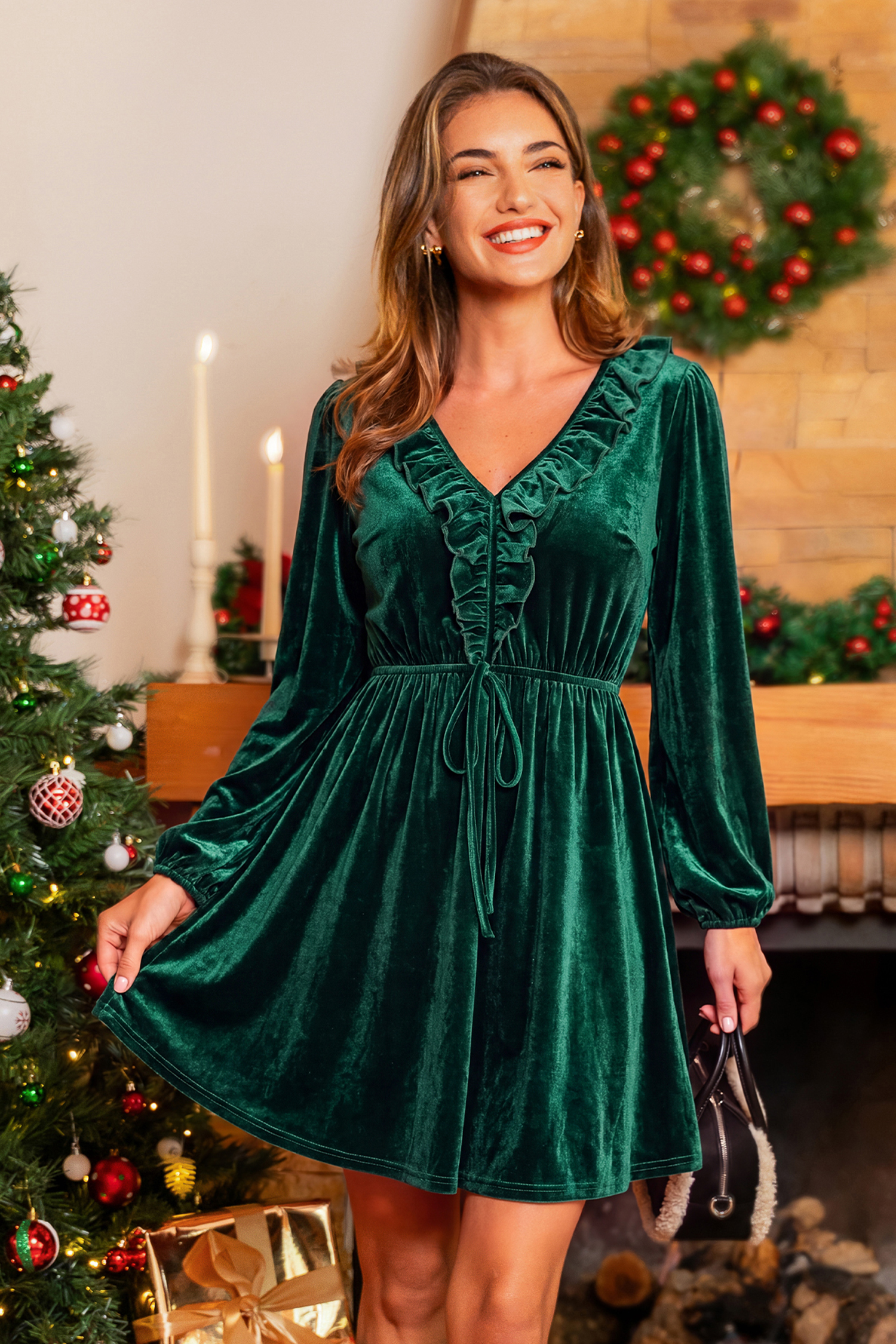 Robe courte verte en velours à col V et bordure volantée