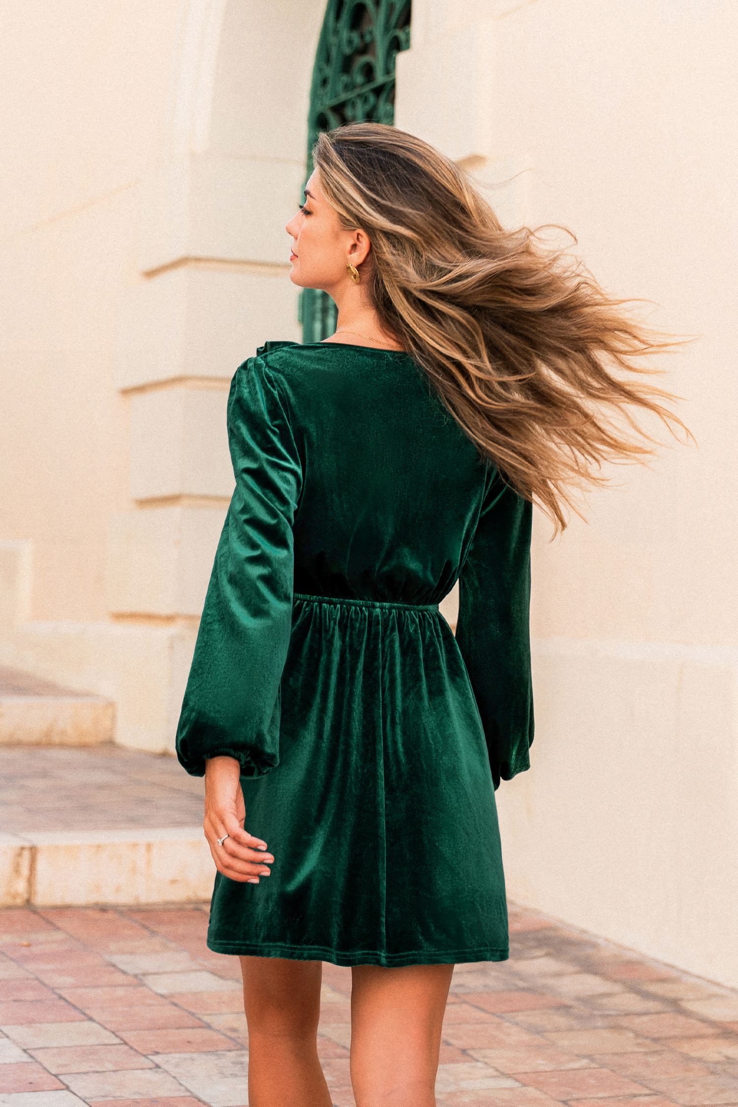 Robe courte verte en velours à col V et bordure volantée